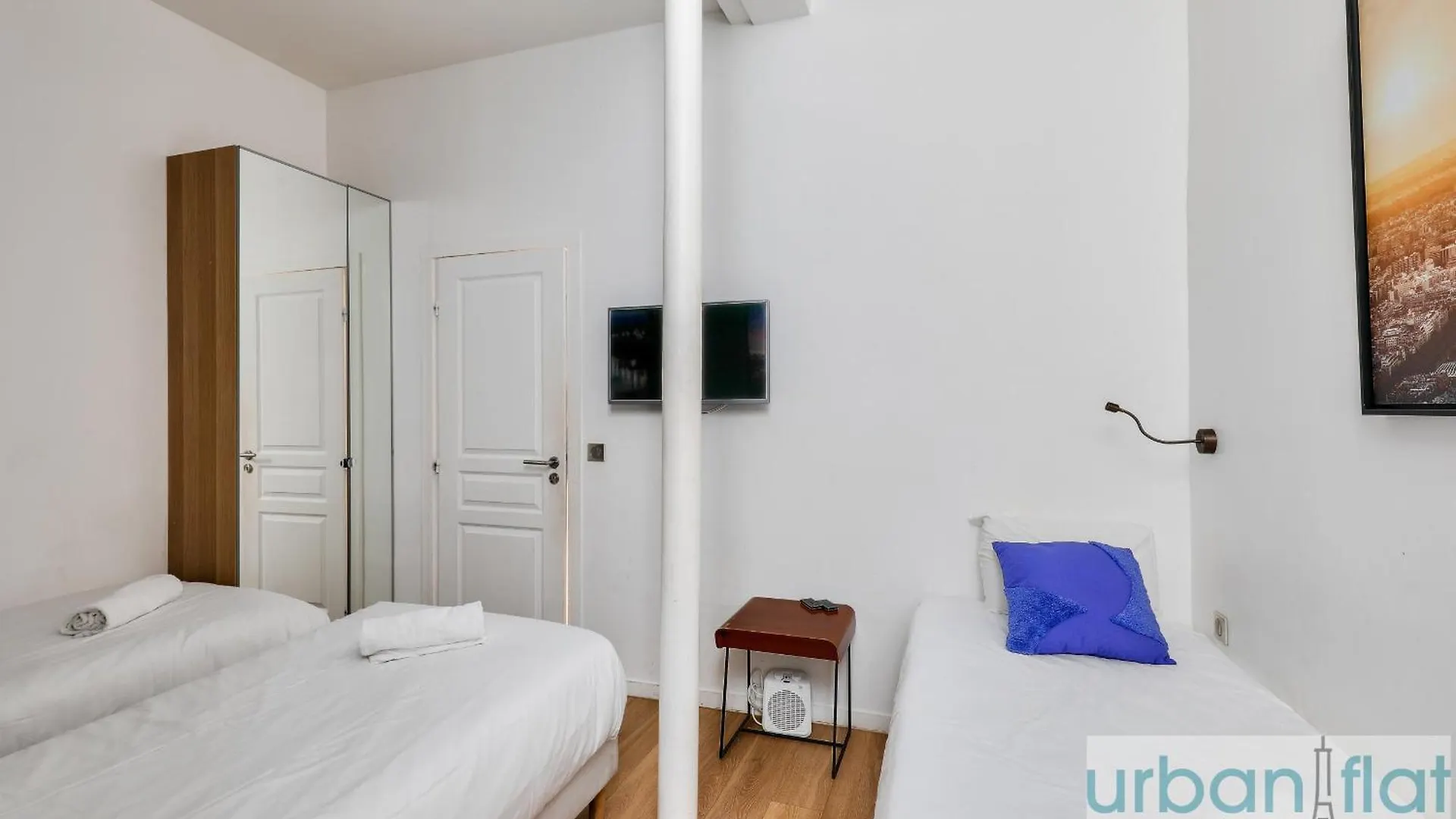 62 - Beautiful Triangle D- 100m From Champs-elysees Apartment *